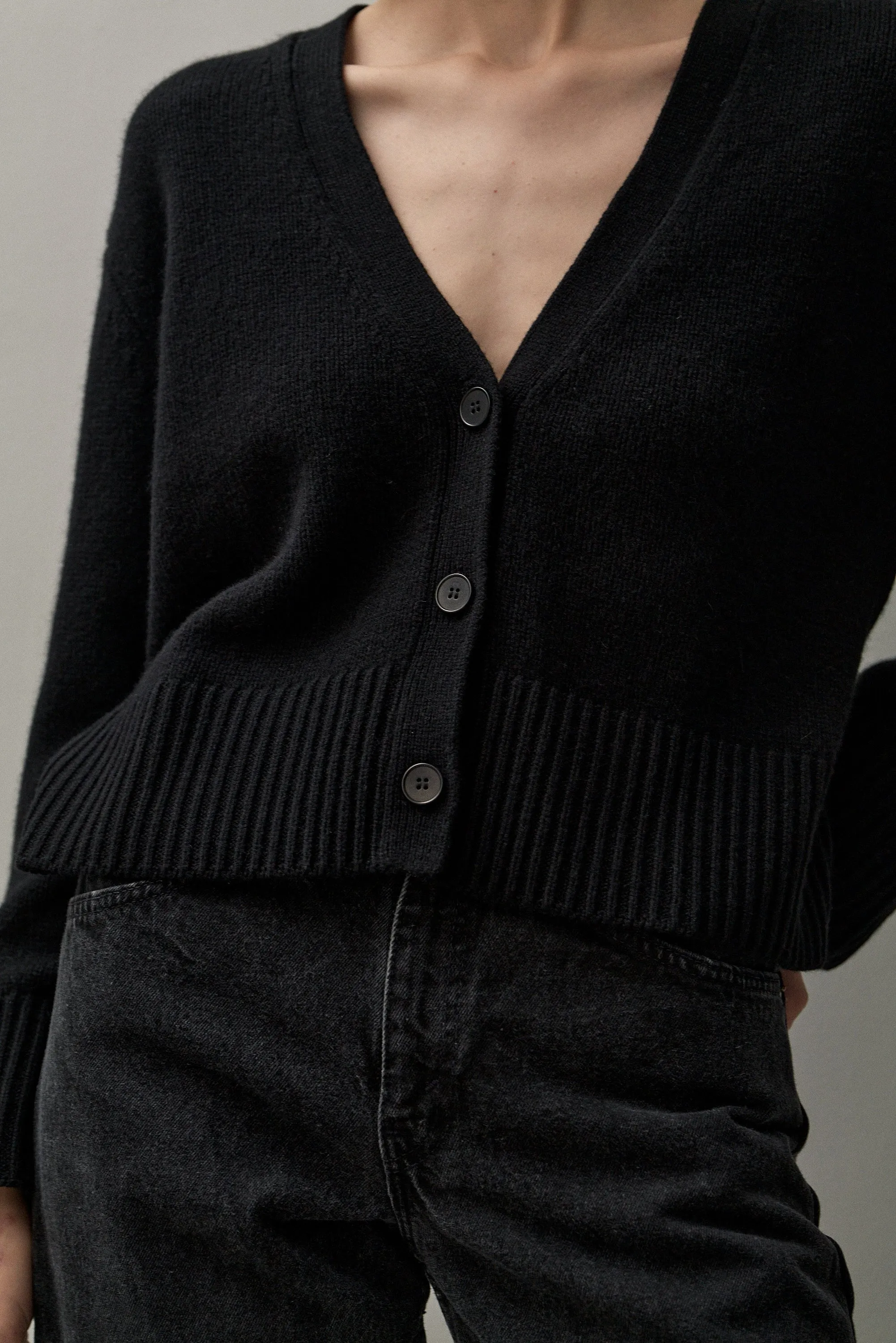 THE CLASSIC CARDIGAN - BLACK